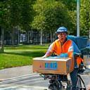Livreur à vélo transportant un colis