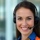 Conseillère sourire avec casque téléphonique